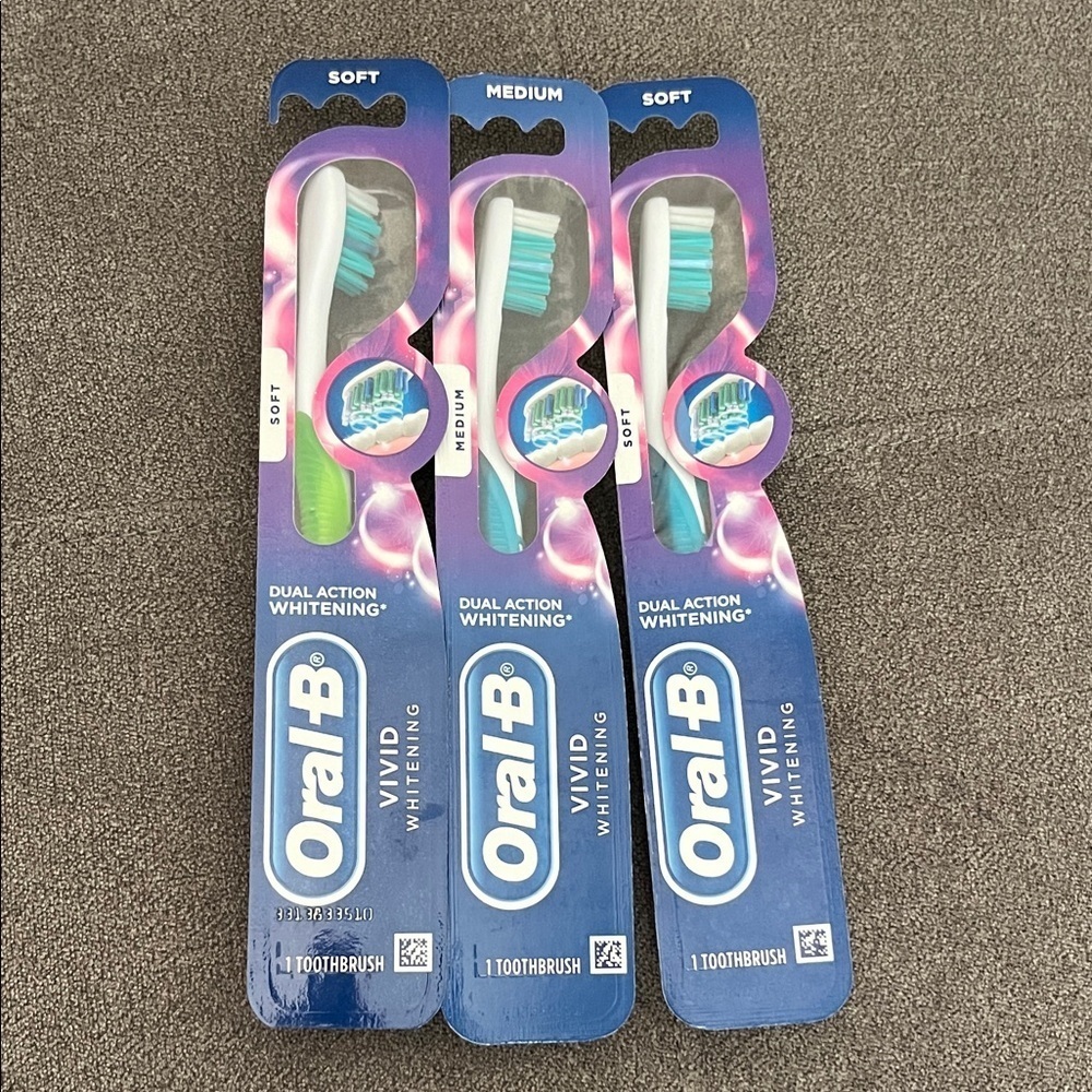 Oral-B Vivid Whitening Toothbrush Set - Green, Blue